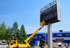 фото монтаж рекламы с автовышки