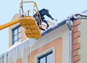 фото удаление сосулек с автовышки